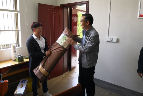 资助下乡行报道1.jpg 资助下乡行报道1.jpg