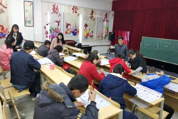 图为志愿者带领同学们练习书法.JPG 图为志愿者带领同学们练习书法.JPG