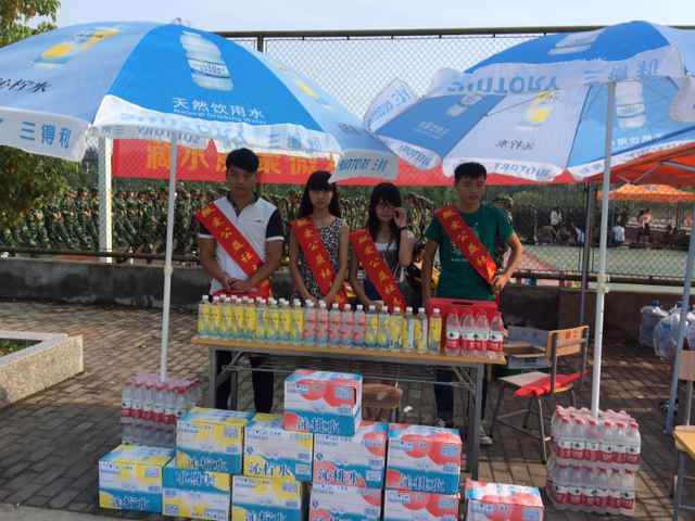 图为同学们在军训现场义卖.png 图为同学们在军训现场义卖.png